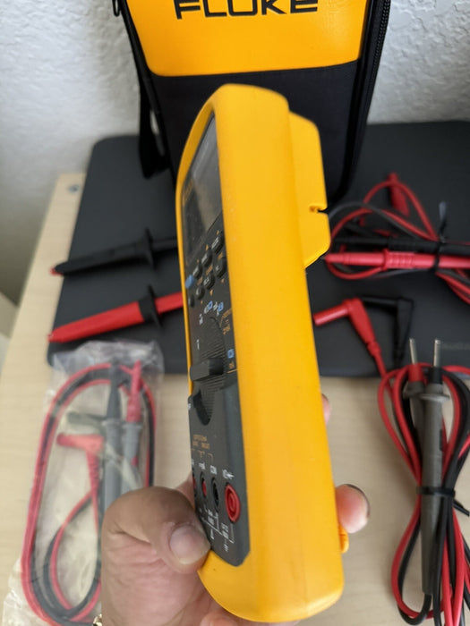 FLUKE 787 PROCESS METER WITH ACCESSORIES & BAG