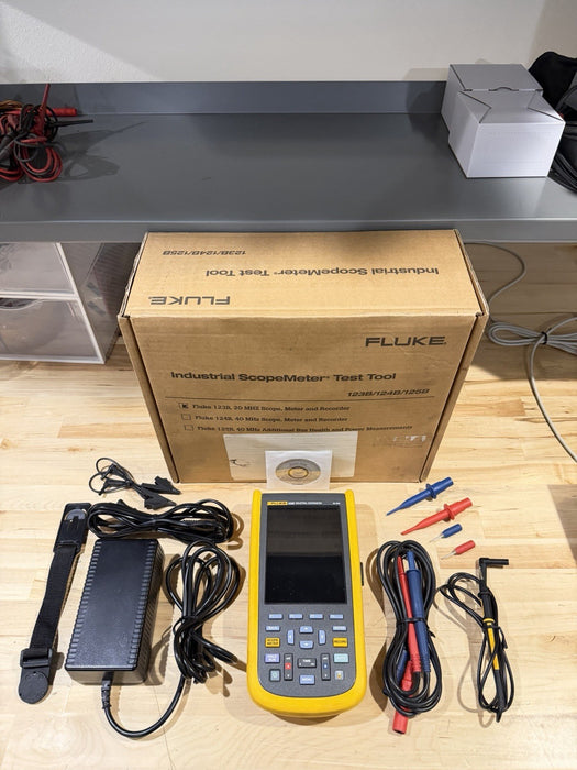 FLUKE 123B INDUSTRIAL SCOPEMETER 20MHZ W/ ACCESSORIES & BAG - FREE SHIPPING