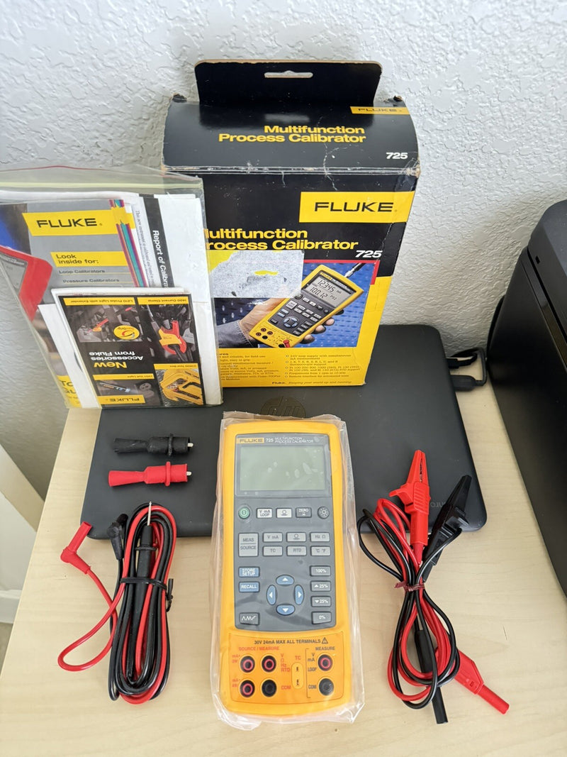 FLUKE 725 MULTIFUNCTION PROCESS CALIBRATOR WITH LEADS BOX
