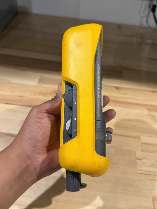 FLUKE 718 30G PRESSURE CALIBRATOR (PARTS ONLY) FOR PARTS (SHIPS FAST)