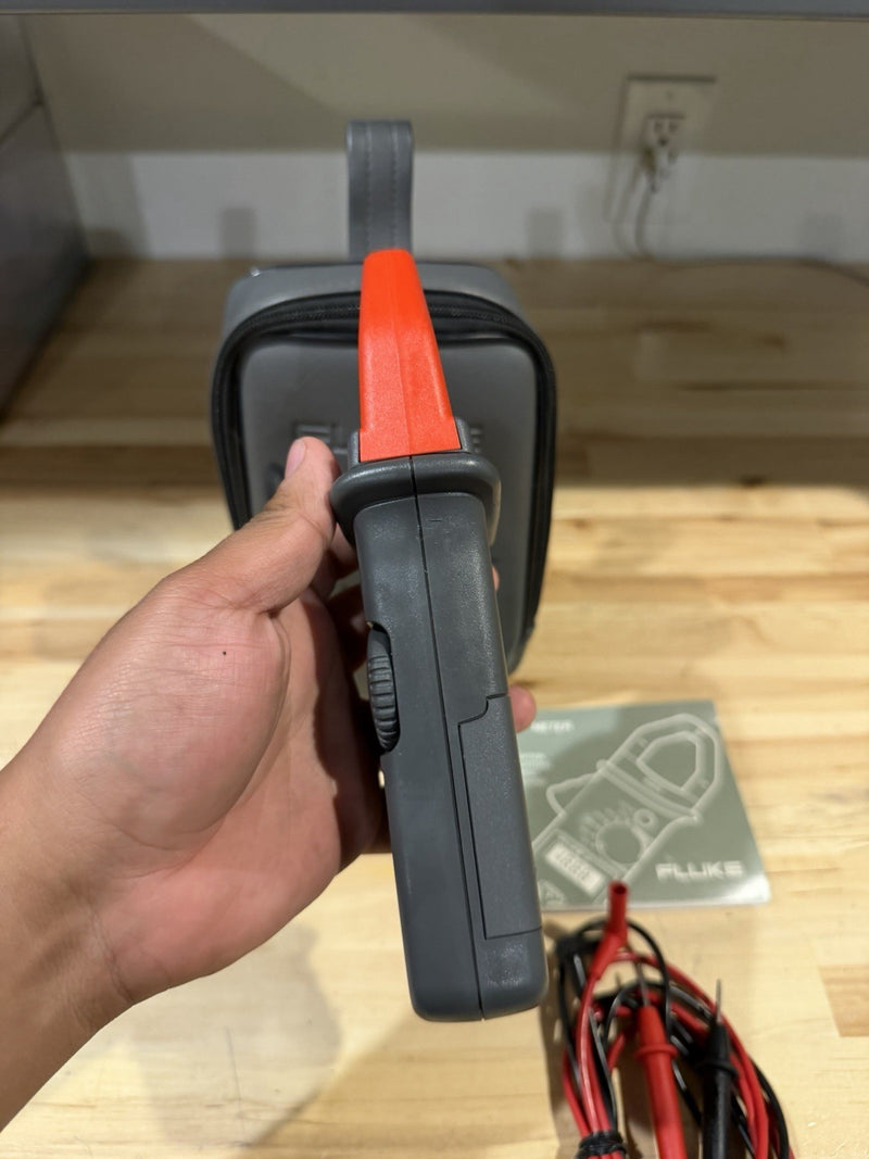 FLUKE 30 CLAMP METER WITH LEADS & CLIPS