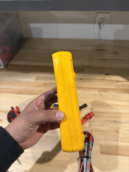 FLUKE 725 MULTIFUNCTION PROCESS CALIBRATOR WITH LEADS & CLIPS TESTED