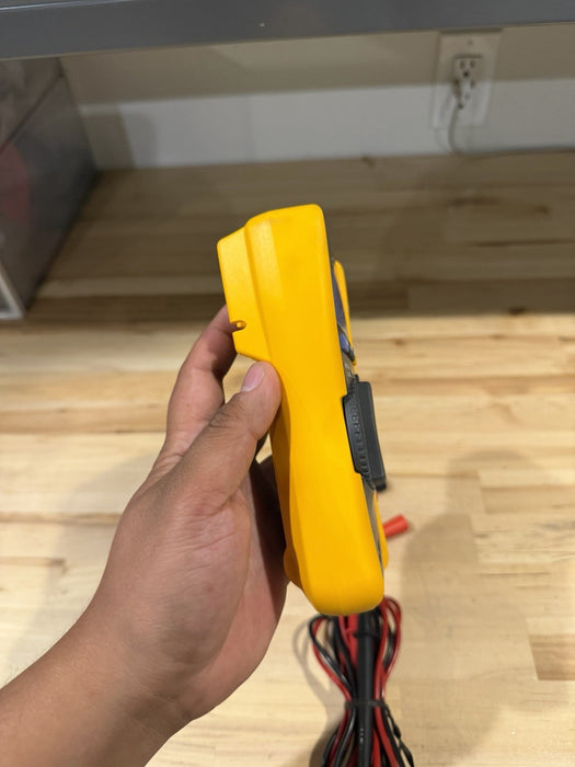 FLUKE 110 TRUE RMS MULTIMETER W/ LEADS - SHIPS FAST