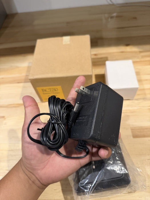 FLUKE BC7210 BATTERY CHARGER