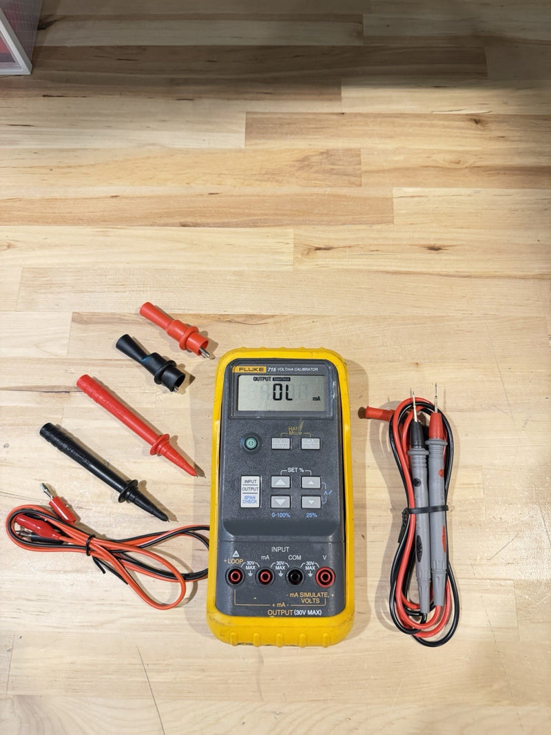 FLUKE 715 VOLT/MA CALIBRATOR WITH LEADS & CLIPS TESTED