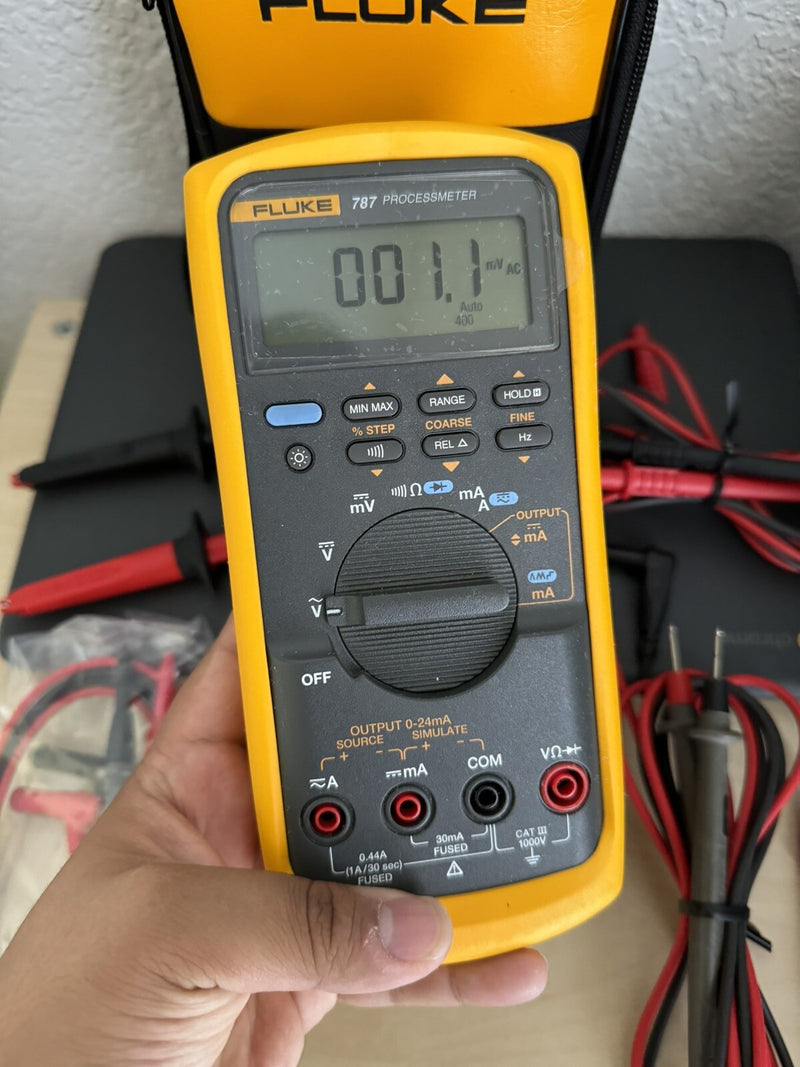 FLUKE 787 PROCESS METER WITH ACCESSORIES & BAG USED