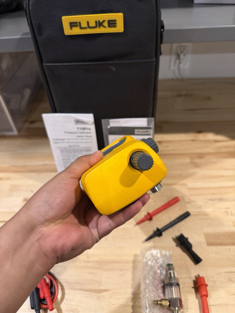 FLUKE 719 PRO 300G ELECTRIC PRESSURE CALIBRATOR W/ ACCESSORIES (SHIPS FREE)