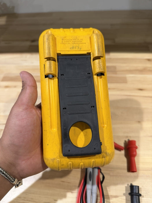 FLUKE 787 PROCESSMETER W/LEADS & CLIPS (SHIPS FAST)  (LIGHT DOESNT WORK)