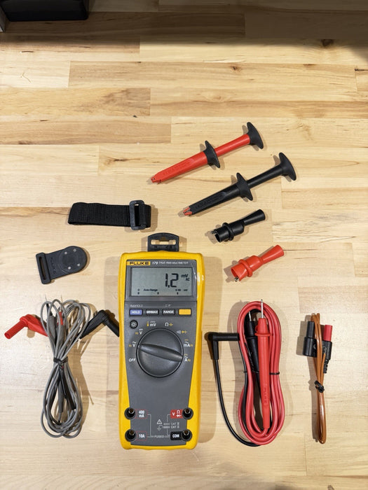 FLUKE 179 TRUE RMS MULTIMETER KIT W/ LEADS & ACCESSORIES / SHIPS FAST (TESTED)