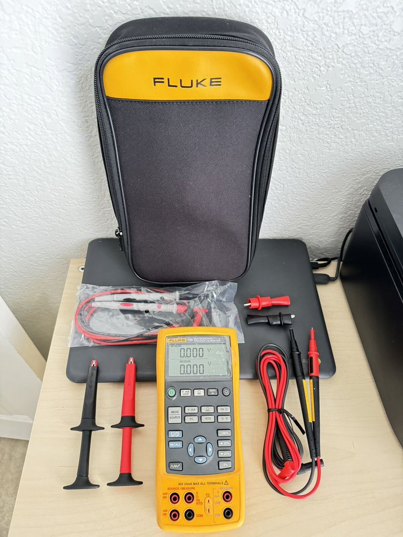 FLUKE 725 MULTIFUNCTION PROCESS CALIBRATOR WITH LEADS & BAG