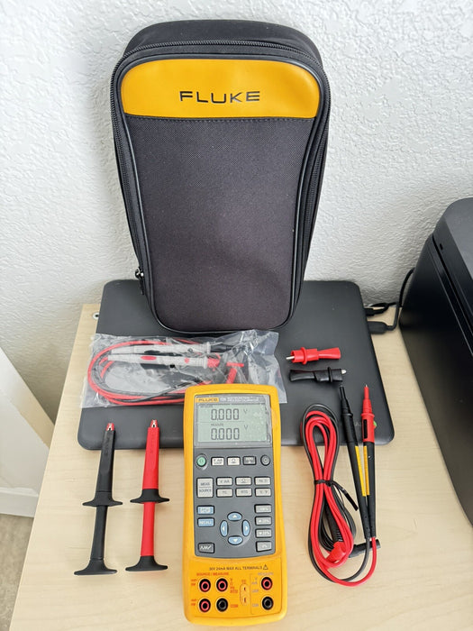 FLUKE 725 MULTIFUNCTION PROCESS CALIBRATOR WITH LEADS & BAG