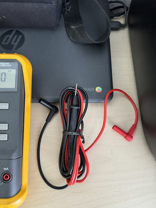 FLUKE 713 30G PRESSURE CALIBRATOR WITH LEADS & BAG