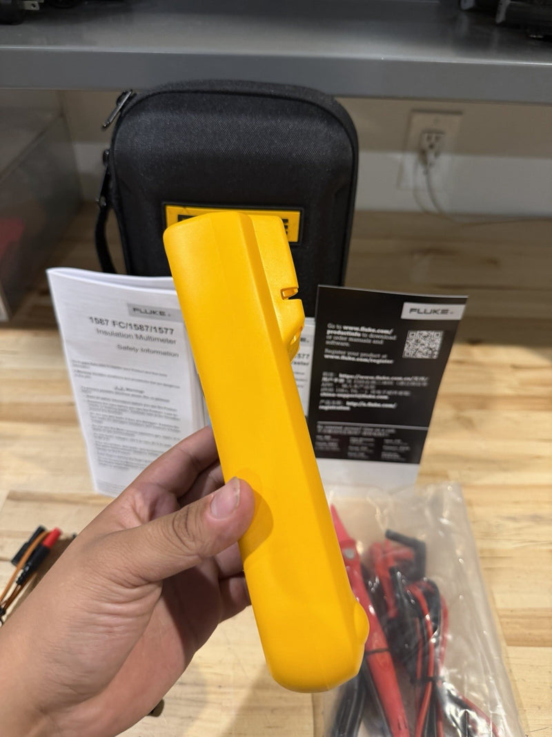 FLUKE 1577 INSULATION MULTIMETER W/ LEADS & CASE TESTED SHIPS FAST NEW
