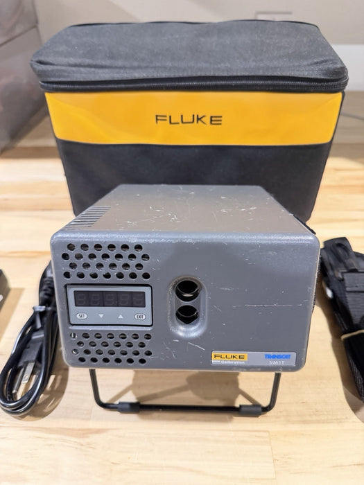 FLUKE 9102S DRY-WELL CALIBRATOR W/BAG & CHARGER (5961T)- FREE SHIPPING