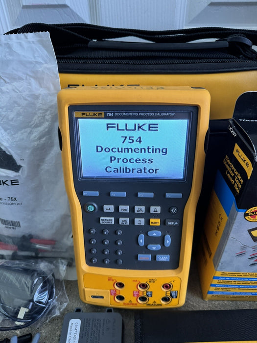 FLUKE 754 DOCUMENTING PROCESS CALIBRATOR WITH NEW TLK287 LEADS & EXTRA BATTERY