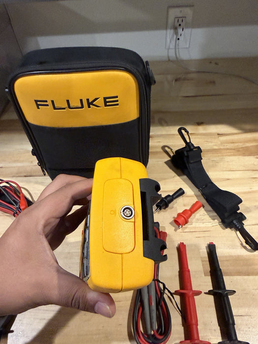 FLUKE 725 MULTIFUNCTION PROCESS CALIBRATOR WITH BAGLEADS & CLIPS
