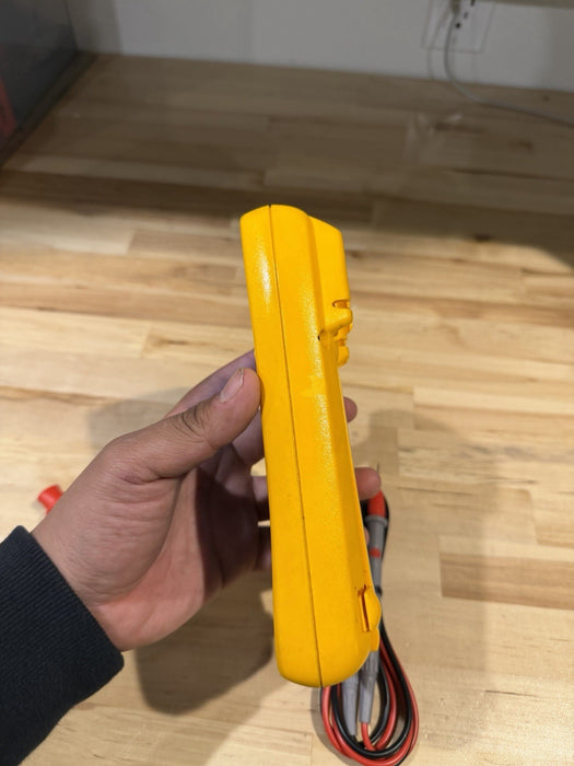 FLUKE 77-IV MULTIMETER W / LEAD SET & CLIPS - SHIPS FAST (TESTED)