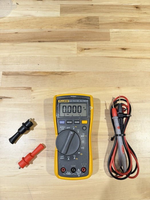 FLUKE 117 TRUE RMS MULTIMETER W/LEADS & CLIPS (TESTED) SHIPS FAST