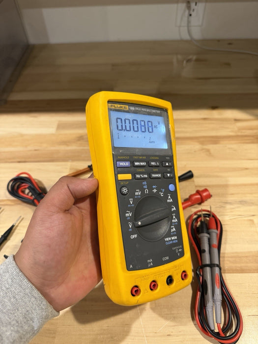 FLUKE 189 TRUE RMS MULTIMETER WITH LEADS AND CLIPS USED