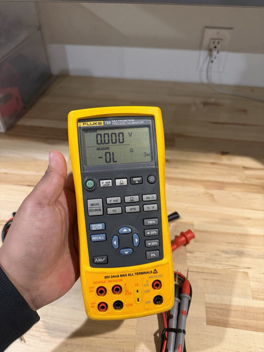 FLUKE 725 MULTIFUNCTION PROCESS CALIBRATOR WITH LEADS & CLIPS TESTED