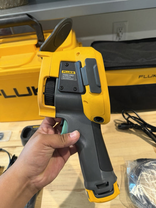 FLUKE TI480PRO IR CAMERA 60HZ 640 X 480 2 BATTERIES W/ CHARGE & CASE -SHIPS FREE