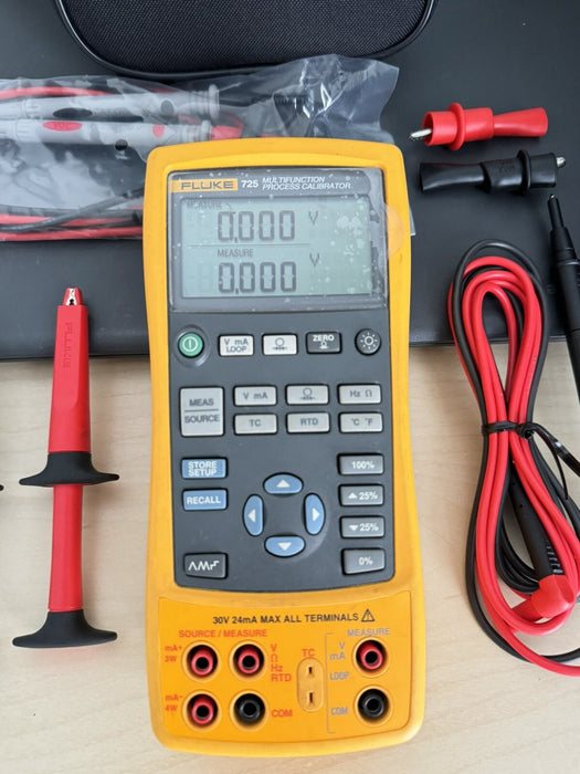 FLUKE 725 MULTIFUNCTION PROCESS CALIBRATOR WITH LEADS & BAG