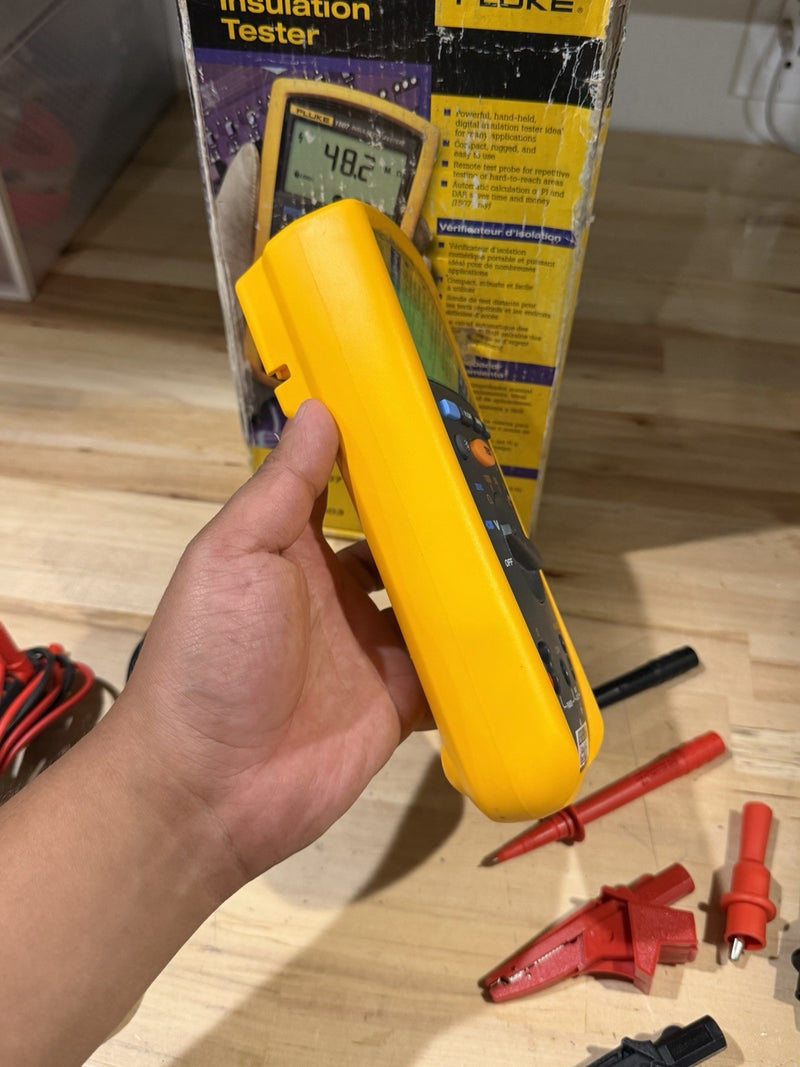 FLUKE 1507 INSULATION MULTIMETER WITH LEADS & CLIPS CALIBRATED 2026