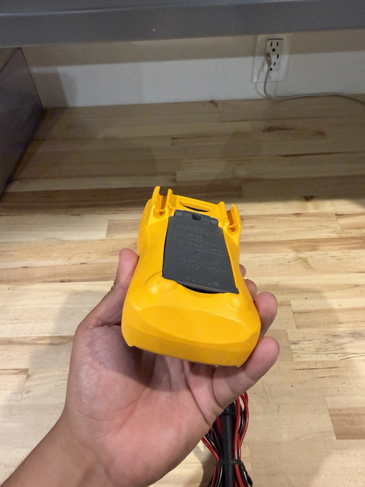FLUKE 110 TRUE RMS MULTIMETER W/ LEADS - SHIPS FAST