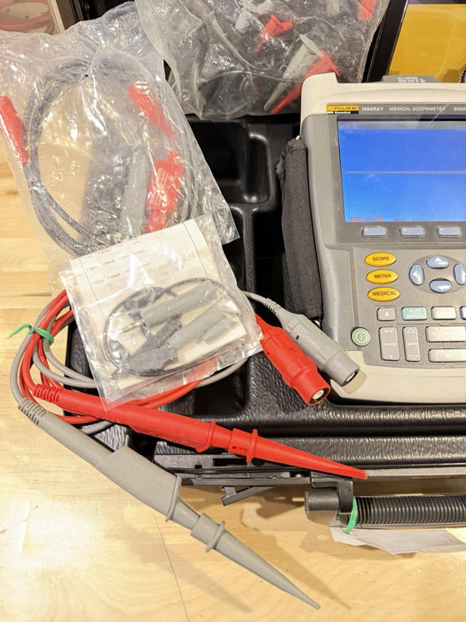 FLUKE 199XRAY MEDICAL SCOPEMETER 200MHz 2.5GS/S W/ ACCESSORIES (TESTED)