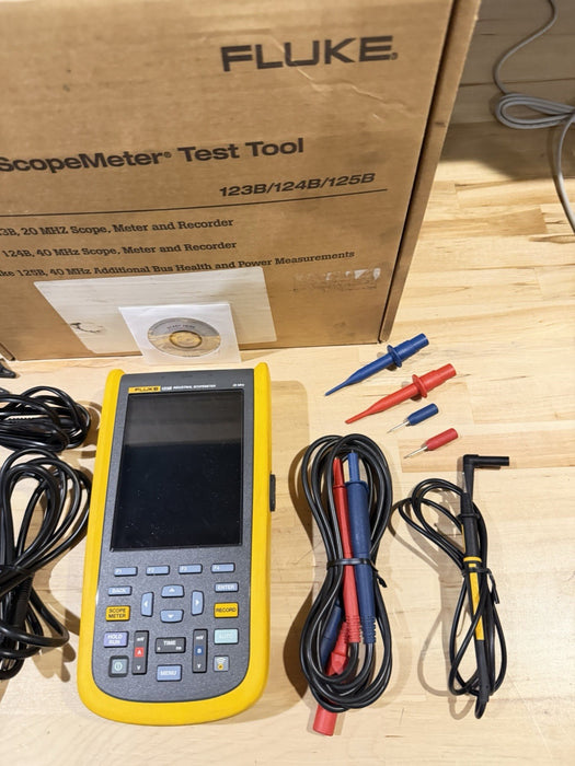 FLUKE 123B INDUSTRIAL SCOPEMETER 20MHZ W/ ACCESSORIES & BAG - FREE SHIPPING