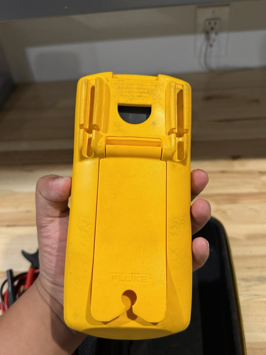 FLUKE 712B RTD CALIBRATOR W/ CASE & ACCESSORIES - TESTED