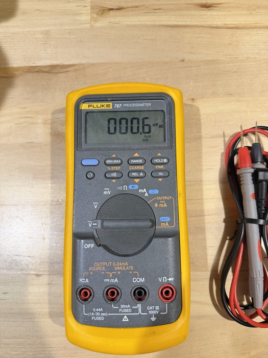 FLUKE 787 PROCESSMETER WITH LEADS & CLIPS TESTED