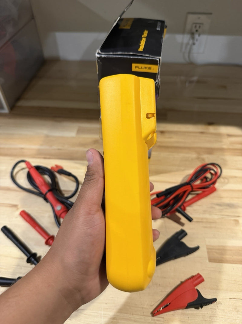 FLUKE 1503 INSULATION TESTER WITH ACCESSORIES
