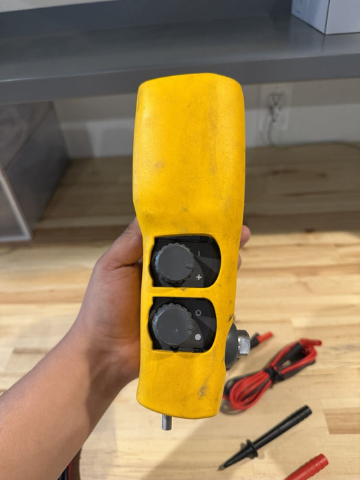 FLUKE 719 PRO 300G ELECTRIC PRESSURE CALIBRATOR W/ ACCESSORIES (SHIPS FREE)