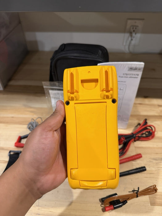 FLUKE 179/EDA2 MULTIMETER COMBO KIT W/ BAG & ACCESSORIES - TESTED