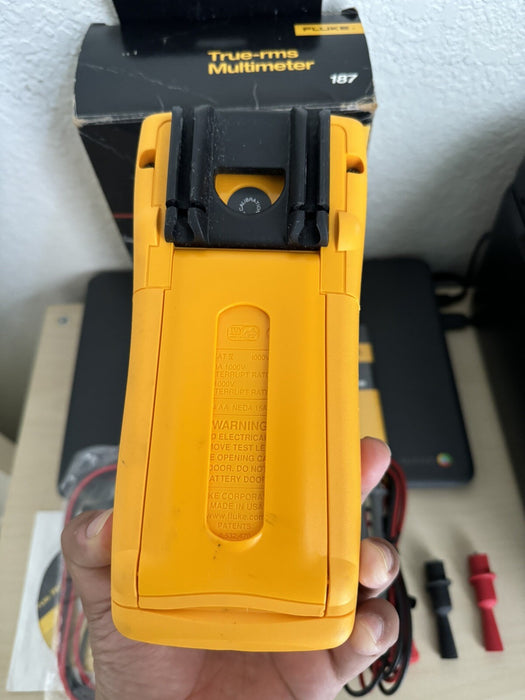 FLUKE  187 TRUE RMS MULTI METER W/LEADS & CALIBRATION CERTIFICATE- FREE SHIPPING