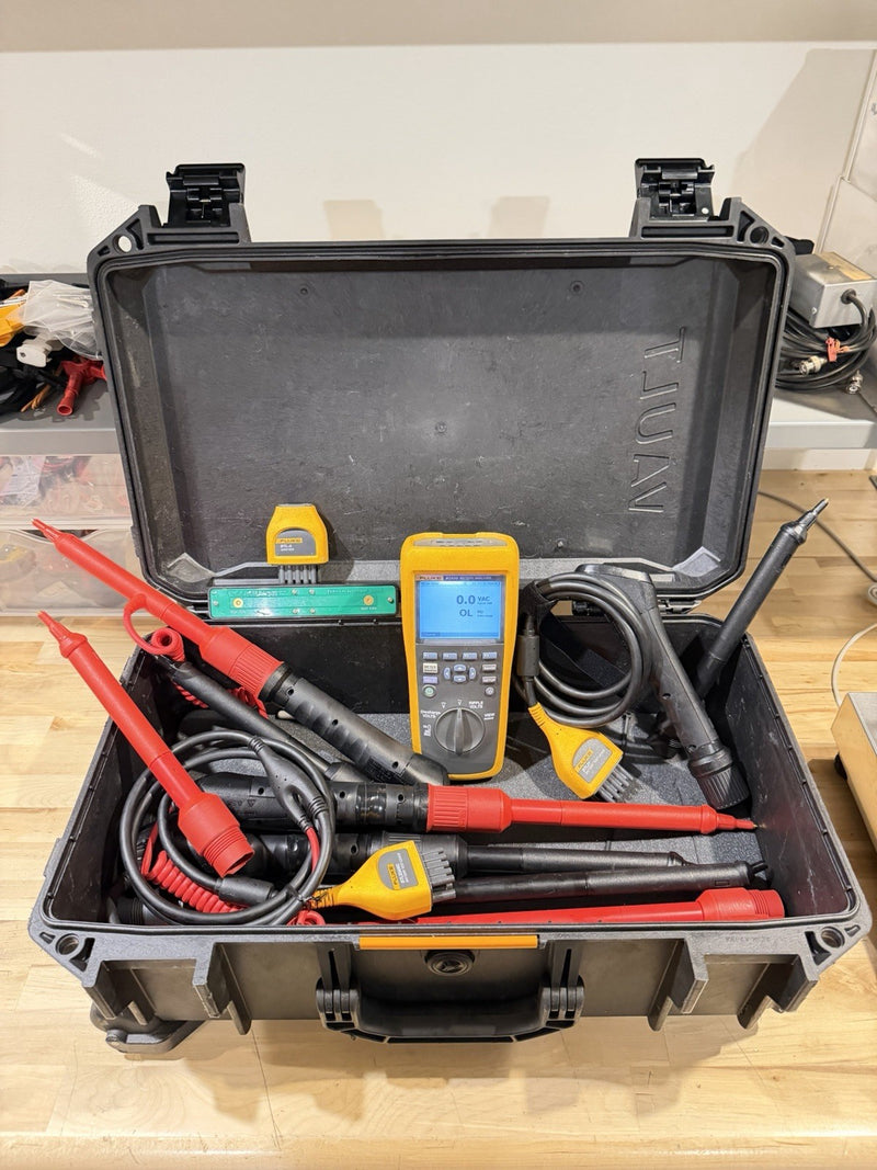 FLUKE BT520 BATTERY ANALYZER W/ ACCESSORIES - FREE SHIPPING (TESTED)