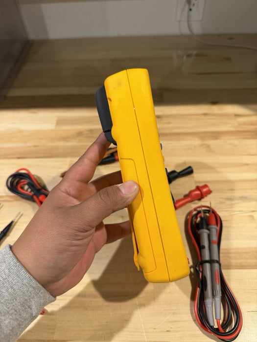 FLUKE 189 TRUE RMS MULTIMETER WITH LEADS AND CLIPS USED