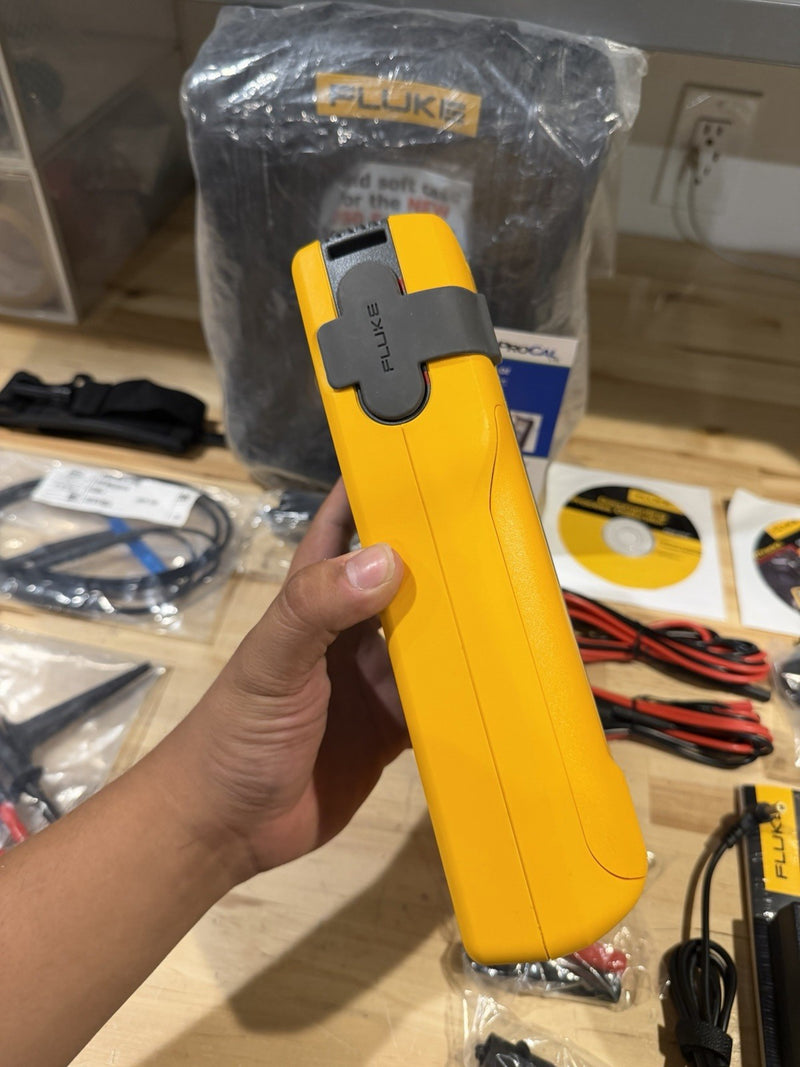 FLUKE 754 DOCUMENTING PROCESS CALIBRATOR W/ ACCESSORIES (NEW) FREE SHIPPING