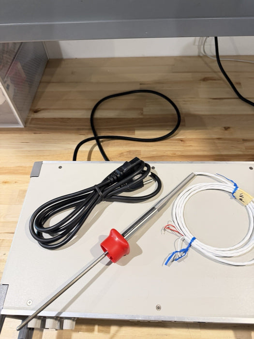 FLUKE 7526A PRECISION PROCESS CALIBRATOR WITH PROBE & CHARGER TESTED