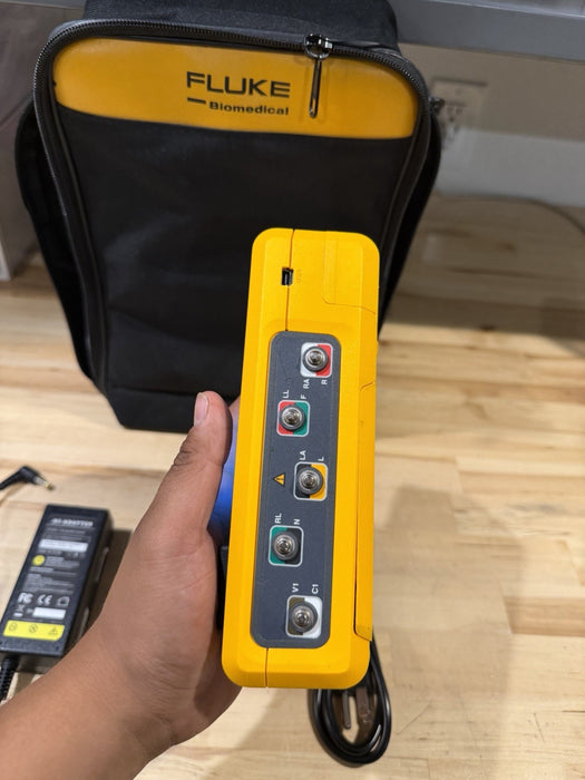 FLUKE PROSIM 4 VITAL SIGNS & ECG SIMULATOR W/ BAG & CHARGER (TESTED) SHIPS FREE