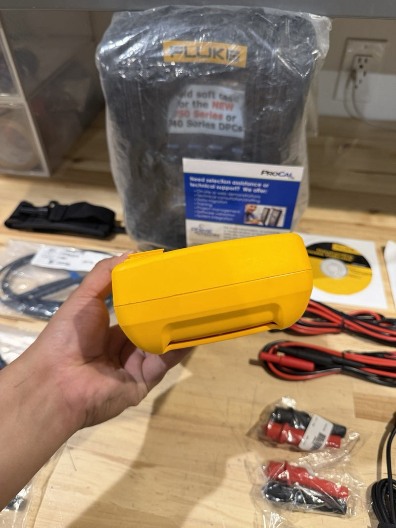 FLUKE 754 DOCUMENTING PROCESS CALIBRATOR W/ ACCESSORIES (NEW) FREE SHIPPING