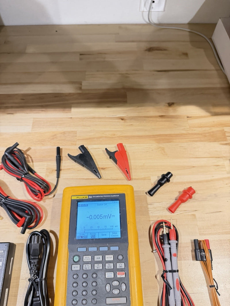 FLUKE 744 DOCUMENTING PRCESS CALIBRATOR WITH LEADS & CHARGER CALIBRATED 2025