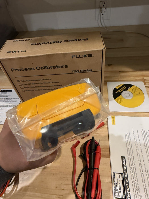 FLUKE 724 TEMPERATURE CALIBRATOR METER / NEW SEALED - FREE SHIPPING (TESTED) NEW