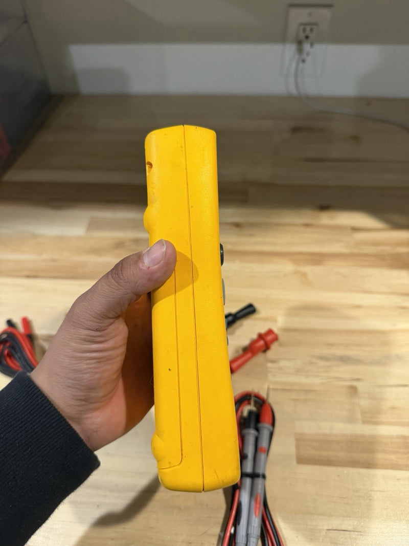 FLUKE 725 MULTIFUNCTION PROCESS CALIBRATOR WITH LEADS & CLIPS TESTED
