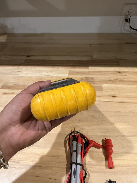 FLUKE 787 PROCESSMETER W/LEADS & CLIPS (SHIPS FAST)  (LIGHT DOESNT WORK)