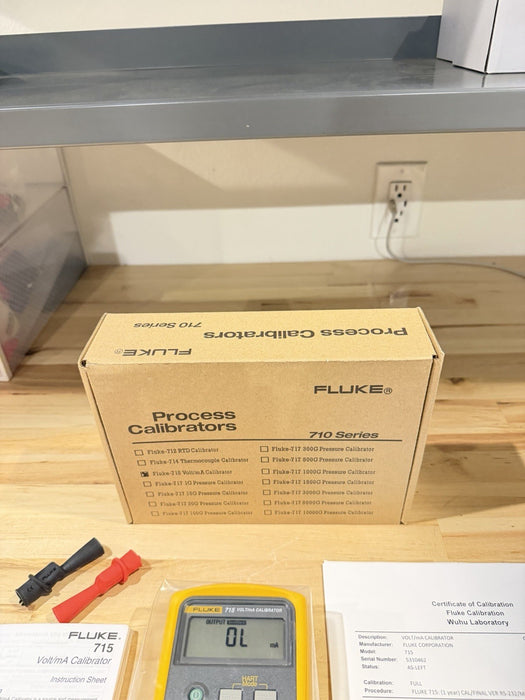 FLUKE 715 VOLT/MA CALIBRATOR WITH LEADS & CLIPS