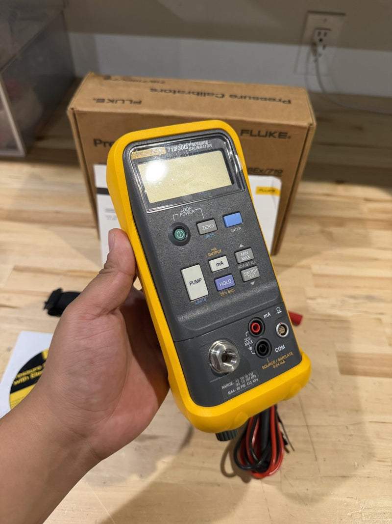 FLUKE 719 30G PRESSURE CALIBRATOR KIT W/ LEADS  (TESTED) NEW