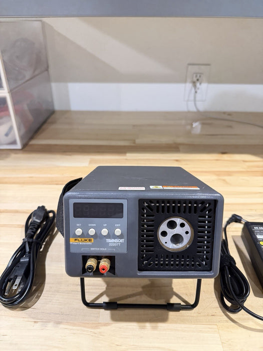 FLUKE 9140 22207T DRY-WELL CALIBRATOR WITH CHARGER TESTED