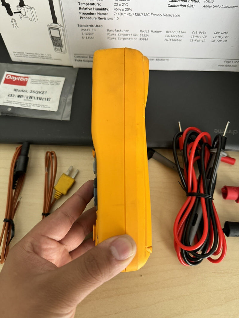 FLUKE 714B THERMOCOUPLE TEMPERATURE CALIBRATOR